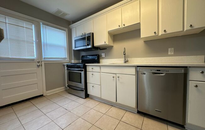 3 beds, 1 bath, $2,200