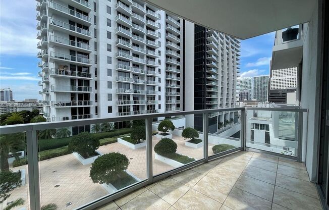 Luxury spacious 1-bedroom apartment with balcony & relaxing pool view in Brickell!