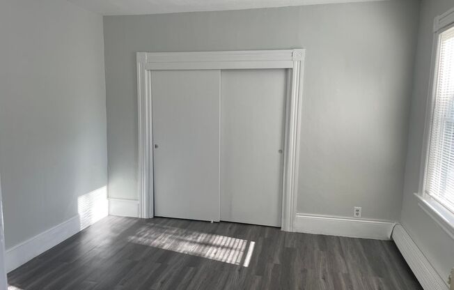 1 bed, 1 bath, $1,100, Unit Unit 1R