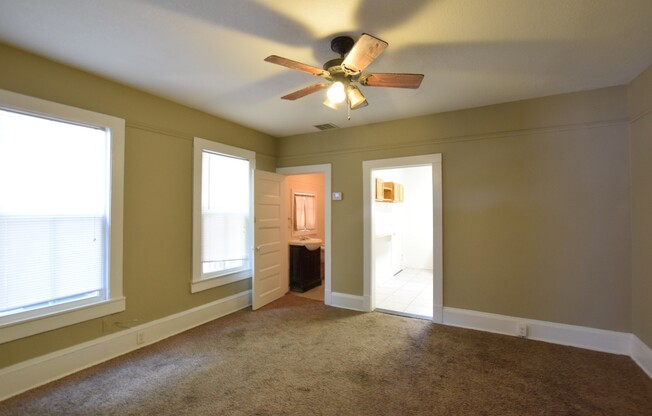 UNIT A: Charming 3 Bed 1.5 Bath Town Home for Rent in DeLand, FL! $500 off First Month Rent!!!