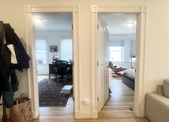 2 beds, 1 bath, $3,600, Unit 32