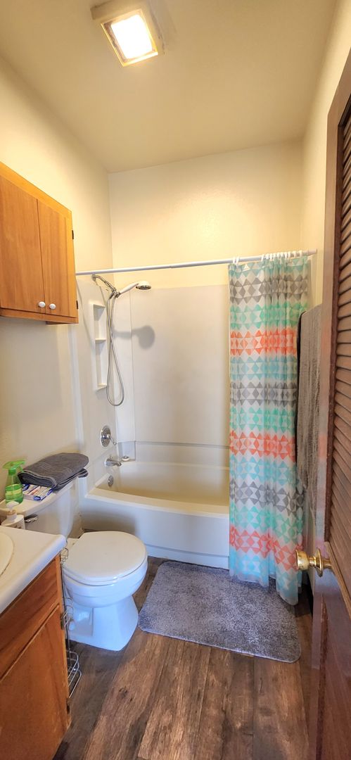 Studio, 1 bath, 500 sqft, $925, Unit 1561 N Van Ness Ave #13