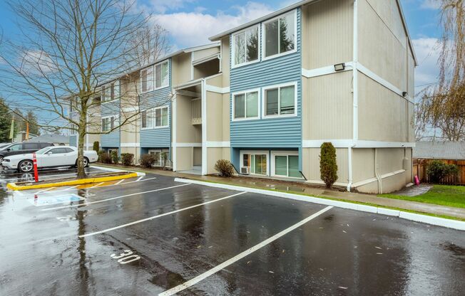 Spacious Ground Floor 1x1 Perfectly Located in Tukwila!  Parking Included!!!