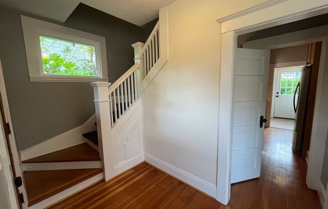 NE 4 Bed 2.5 Bath House ~ King Neighborhood ~ A/C, Washer and Dryer, Hardwoods and More!