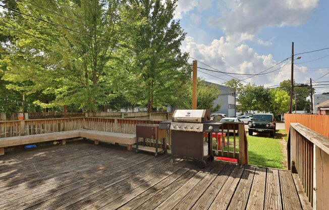 GREAT CENTRAL OSU LOCATION - Ridiculously Nice back deck and off-street parking for everyone