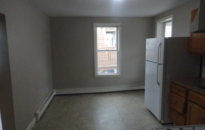 2 beds, 1 bath, 562 sqft, $1,800, Unit A