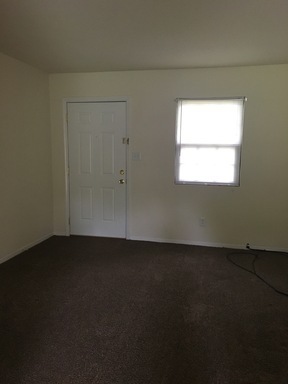 2 beds, 1 bath, 750 sqft, $950, Unit 33