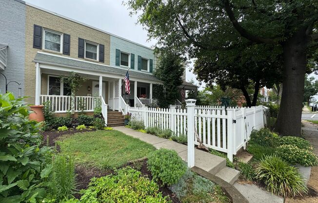 Charming 2 Bed 1 Bath Interior Townhome With Private Deck In Lynhaven