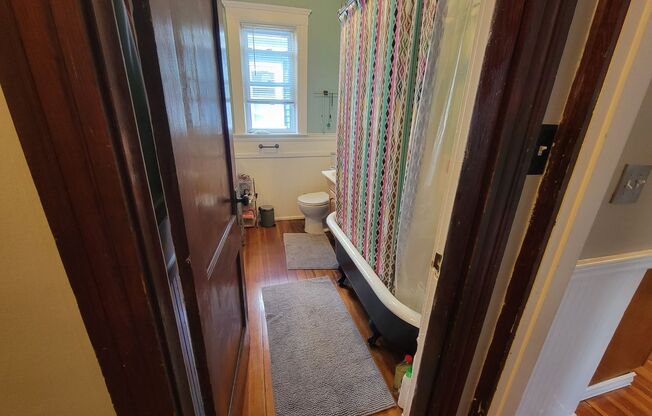 Location Location Location 2 Bd 1 Bath on Forest Hills St With Parking