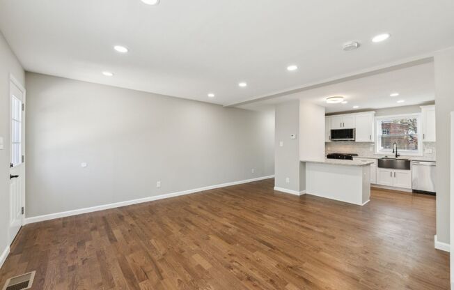 Charming 3 Bed 2.5 Bath Interior Townhome In Warwick Village
