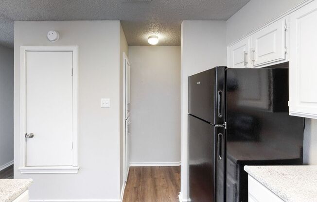 1 bed, 1 bath, 825 sqft, $834