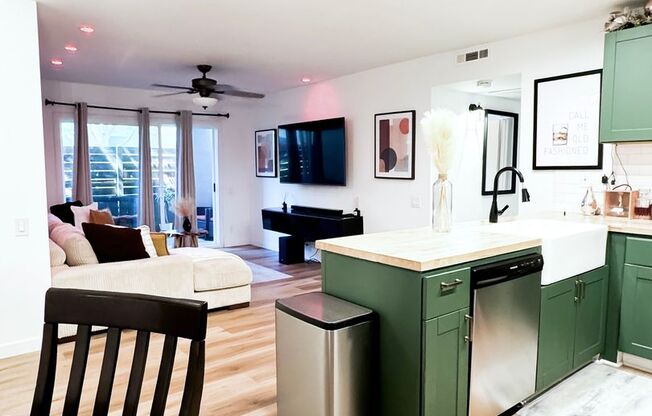 Charming Lake Forest Condo Ready for You! 2 Bed | 1 Bath | 915 SF