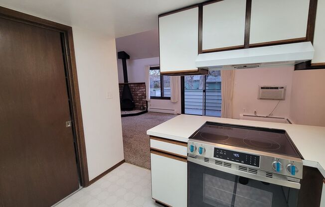 2 beds, 1 bath, $2,350, Unit Unit B