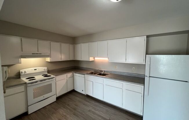 2 beds, 1 bath, $1,175, Unit 2575NE