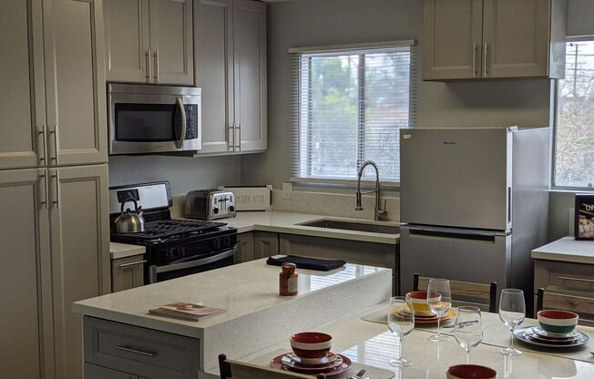 LB1027 - 1049 E. Hill St