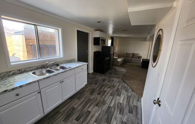 1 bed, 1 bath, $500, Unit 2-BSMT End Room