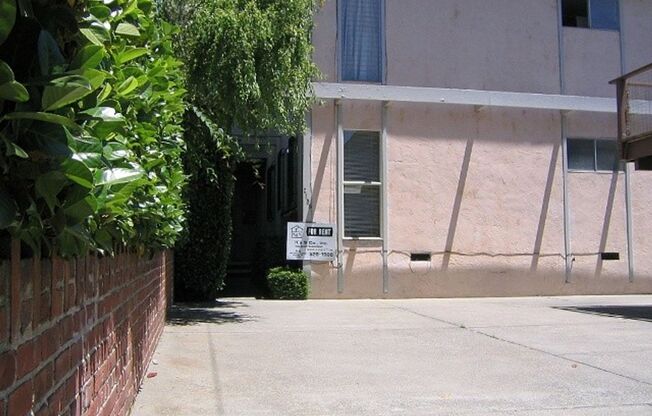 Spacious 2 Bedroom, apartment, with Hardwood Floors, in quiet area below Sacramento St.