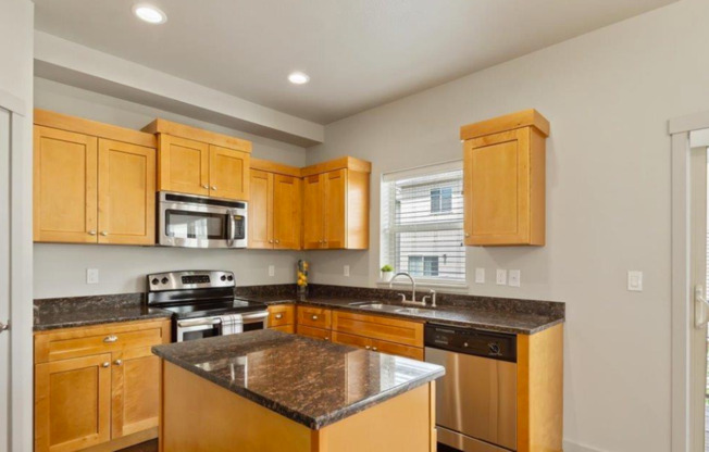 3bed/2.5 bath Townhome in Boise w/2 Car Garage, Community Pool & Fitness Center