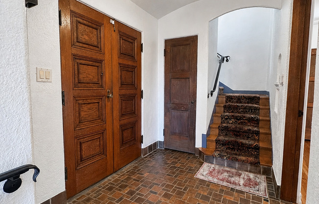 Gorgeous Ventura Home- Great Character, Private Pool, Private Setting