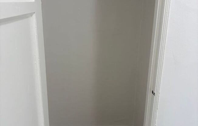 2 beds, 1 bath, $1,950, Unit 5940-6