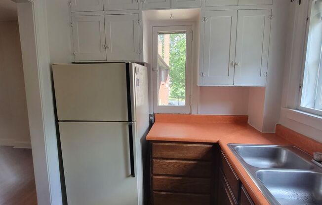 1 bed, 1.5 baths, $1,000, Unit C