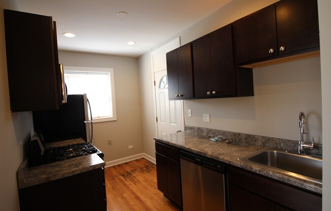 2 beds, 1 bath, $1,500, Unit 4408 -2