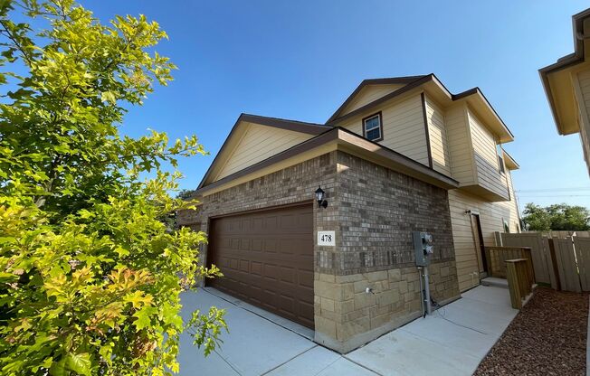 BRAND NEW 3 Bedroom, 2.5 Bathroom, Two-story Duplex with a huge back yard in New Braunfels!