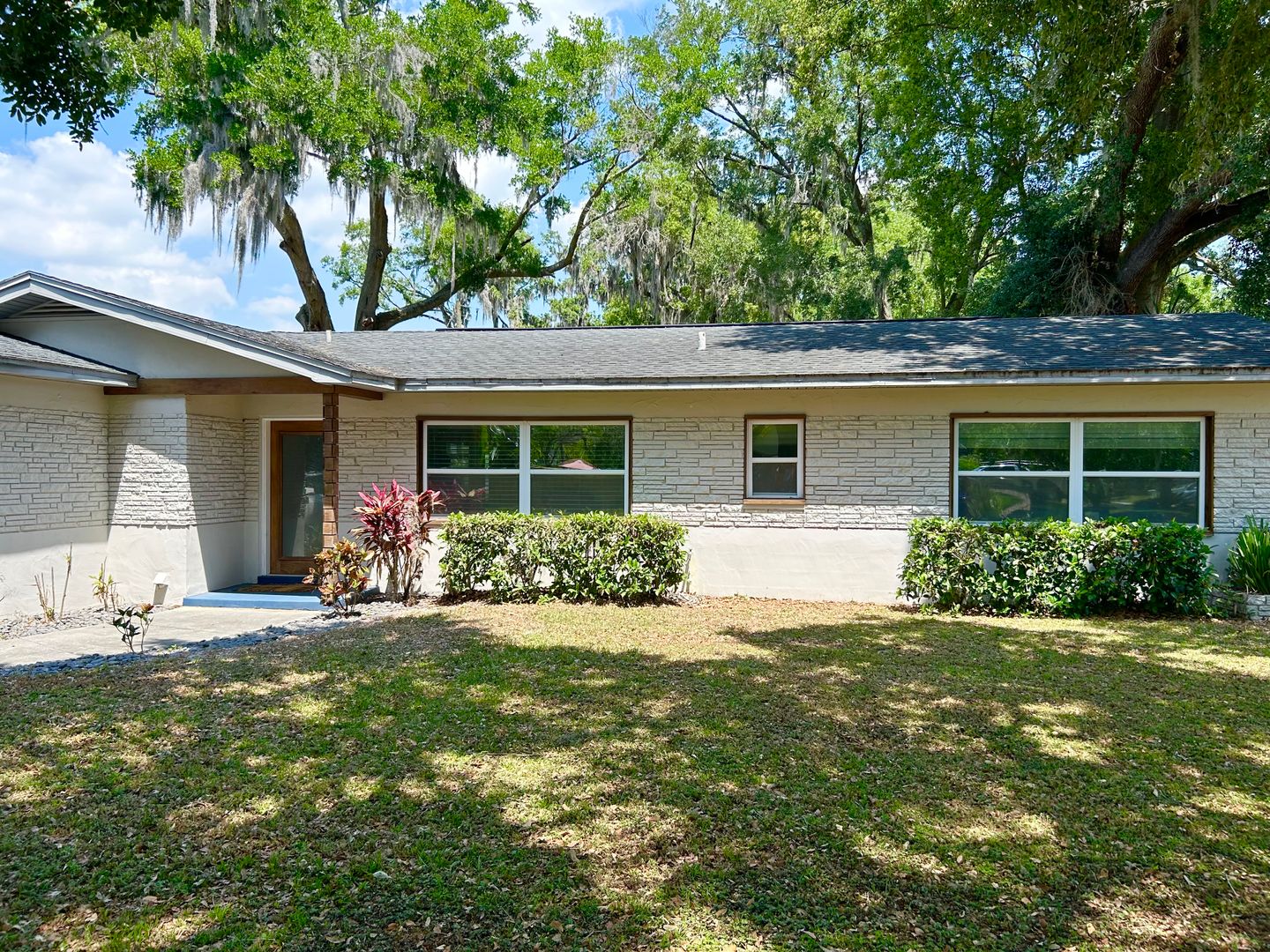 Gorgeous 3/2 Mid-century Modern Style Home with a Covered Patio and a Large Backyard in the Desirable Albert Lee Ridge Community - Winter Park!