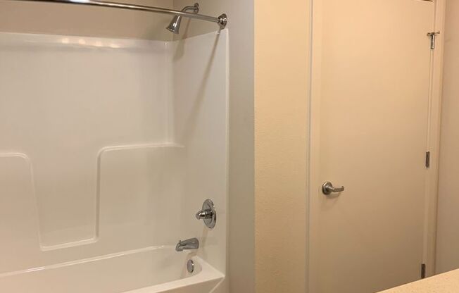 Studio, 1 bath, 430 sqft, $1,400, Unit 323