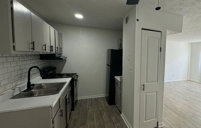1 bed, 1 bath, 715 sqft, $1,000, Unit 6881-302