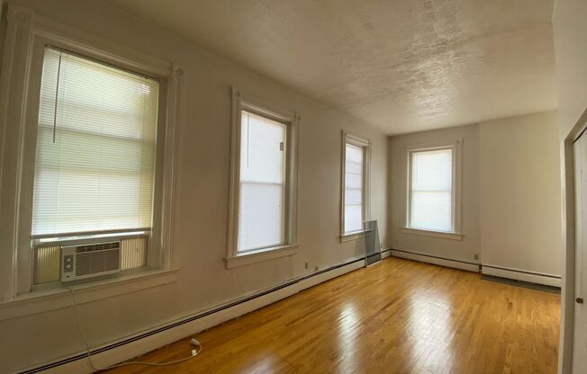 Studio, 1 bath, 480 sqft, $950, Unit Unit 4