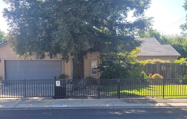 Charming 3 bedroom Duplex Close to Doctors Hospital