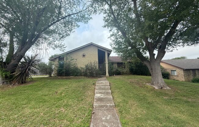 Large lot With Mature Trees and a Spacious Floorplan