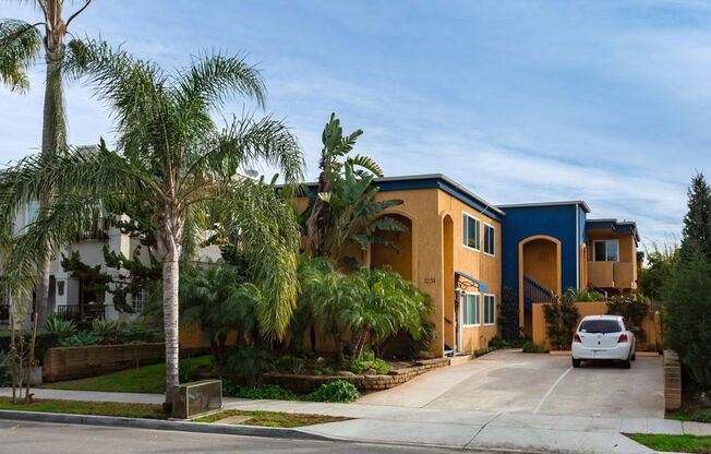 Heart of Hilcrest condo!