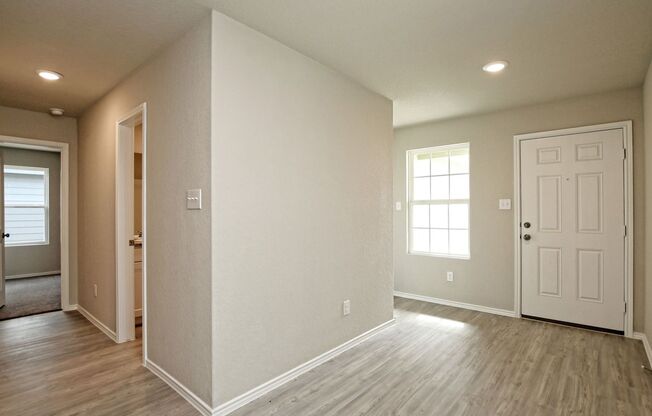 BEAUTIFUL 4BR/2BA - 1627 SF - WATERWHEEL!