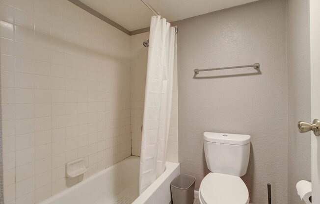 2 beds, 2 baths, 1,095 sqft, $1,600, Unit 140