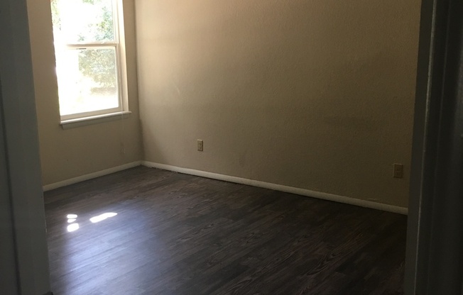 2 beds, 1 bath, 920 sqft, $1,050, Unit # 2