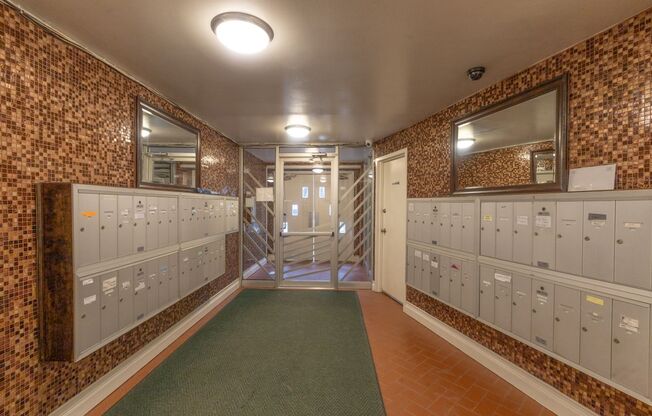 Spacious Top-Floor 1 BR/1 BA in Edgewater Elevator Building - Great for Commuters!