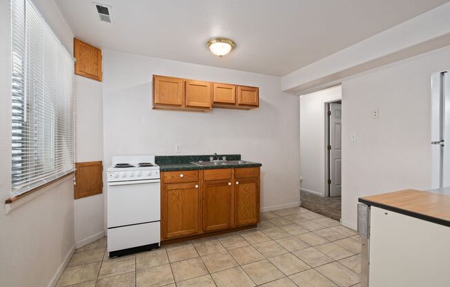 2 beds, 1 bath, 850 sqft, $950, Unit Unit 2