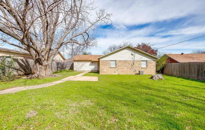 Perfect for young Families! 3BR House with Large Yard