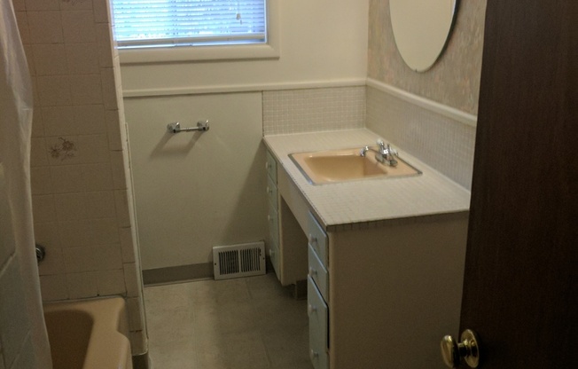 3 Bedroom Ranch Style Home in the Centennial Neighborhood!