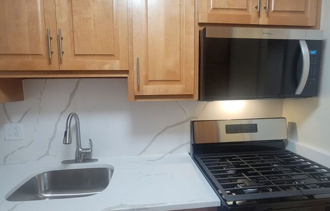 2 beds, 1 bath, 860 sqft, $1,995, Unit 4W