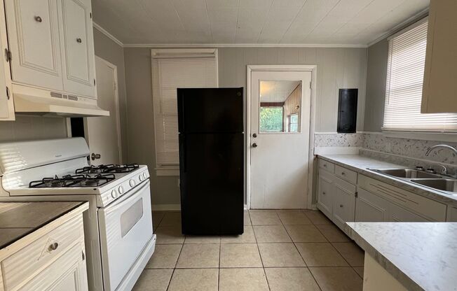 3 beds, 1 bath, $950