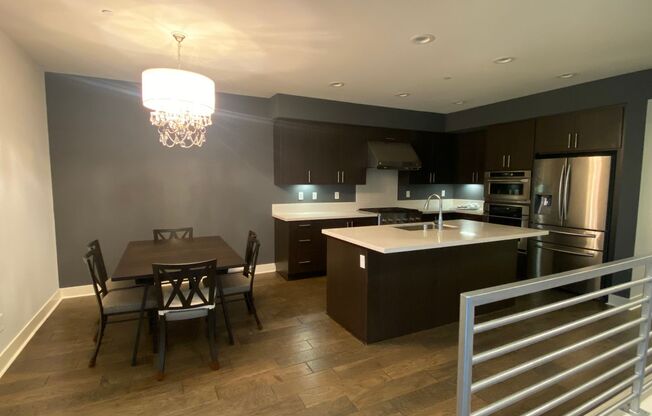 Beautiful Townhouse 3 Bedroom + 3 Bathroom