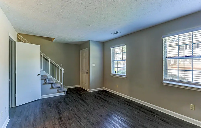 418 CREEKVIEW CT