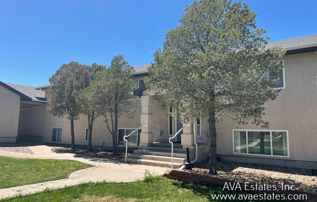 689 E LAPORTE DR