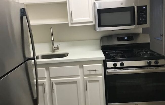 1 bed, 1 bath, $1,495, Unit 2620 F Street, Apt 1, Sacramento, CA  95816