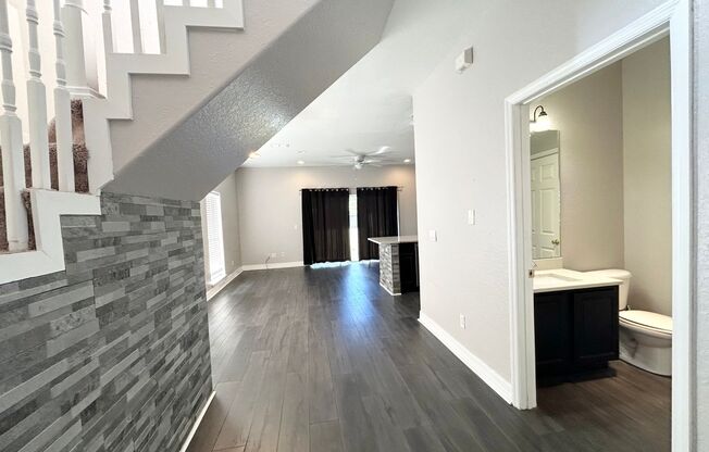 Beautiful 3/2.5 Modern Townhome with a Large Backyard and a 1 Car Garage in the Vibrant City of Chuluota!