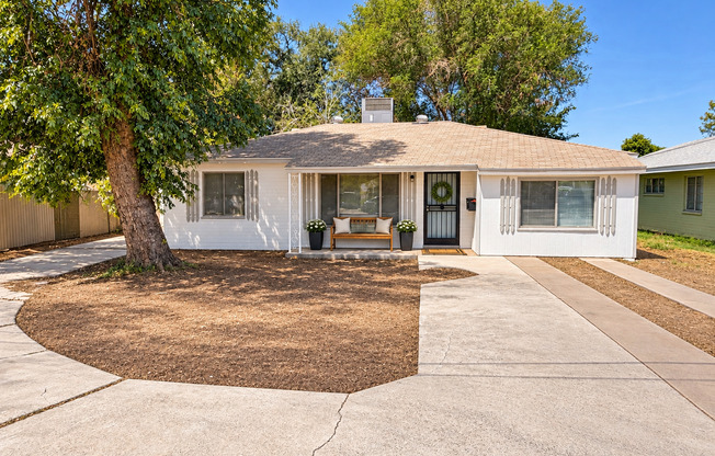 Spacious 5-Bedroom Home with 2 Baths – Plenty of Room to Live & Entertain