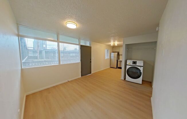 2 beds, 1 bath, 647 sqft, $1,600, Unit 20B